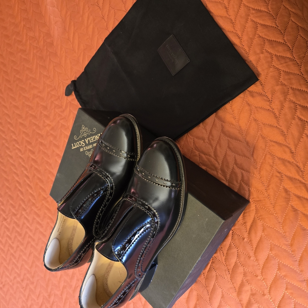 Sophisticated Black Leather Oxford with Glossy Finish